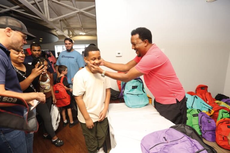 Distribuyen 1,000 mochilas con útiles escolares en Tewksbury