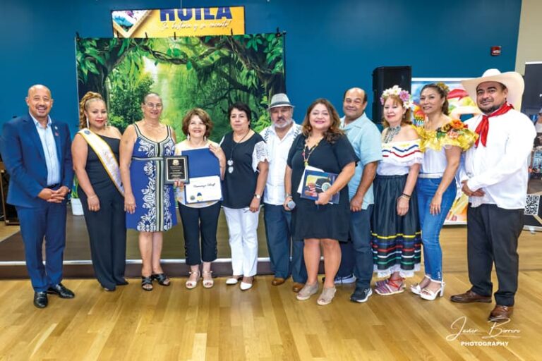 El alcalde de Lawrence, Brian de Peña y Germinudy Lopez, Presidenta de la Semana Hispana hacen entrega de reconocimientos al Comité Cultural Colombiano del Valle de Nueva Inglaterra, por la gran labor en difundir la cultura de Colombia y apoyar el lema de la Semana Hispana 2024 " Preservando Nuestras Raíces". De izquierda a derecha aparecen: Brian de Peña, Germinudi Lopez, Concejal Ana Levy, Beatriz Sierra de Lowell, Rodrigo Giraldo, Claudia Vanegas Mejia, Elvis Mejia, Alba Cristina Bejarano y el invitado de Honor Socio Honorario Cesar Bejarano, quien reside en Montreal, Canadá.
