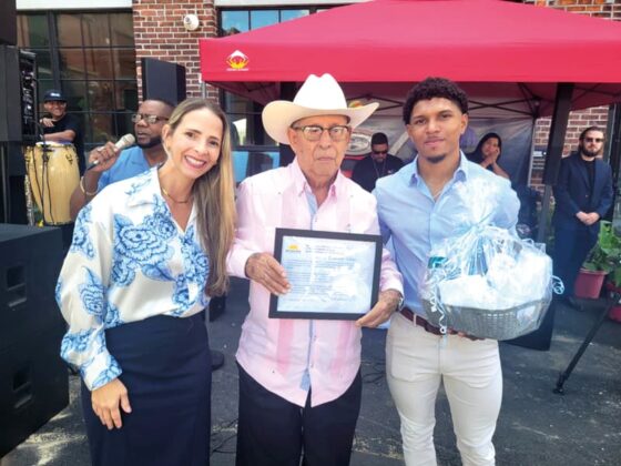 Premiado por sus aportes a la comunidad: Arismendi Valdez.