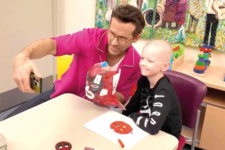 Un niño de 8 años, paciente con cáncer del Mass General Hospital en Boston recibió una gran sorpresa cuando lo visitó su superhéroe favorito.