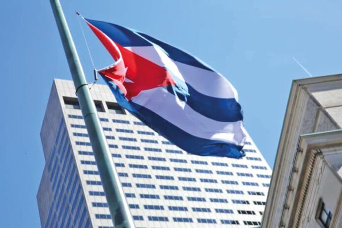 32 años izando la bandera cubana en Boston