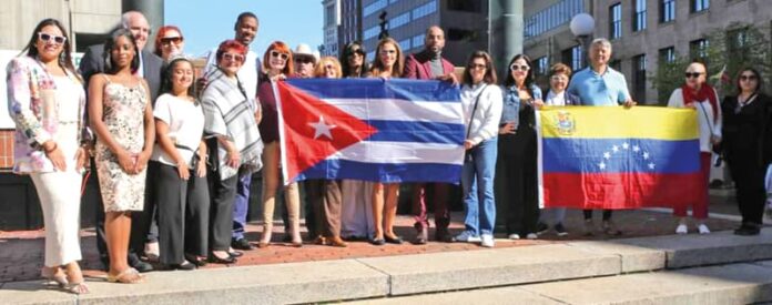 32 años izando la bandera cubana en Boston