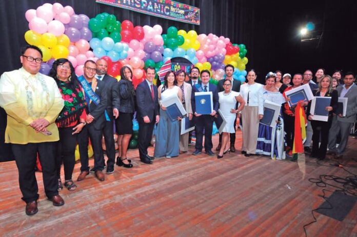 Lynn celebró a ritmo de banderas "Orgulloso de mi Herencia Hispana"