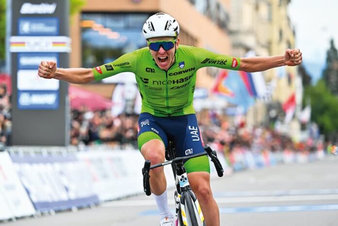 Tadej Pogacar firma una hazaña y gana el Mundial de Ciclismo