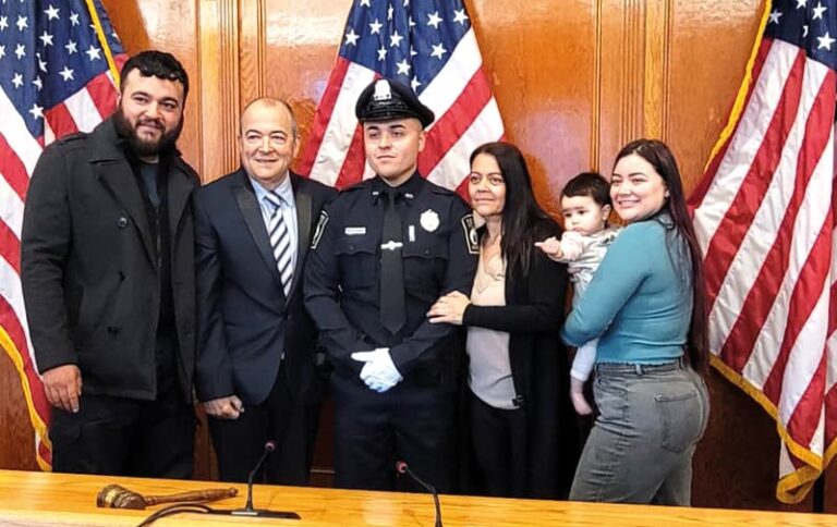 Radiante de felicidad. Matteo Velásquez, hijo de uno de los más reconocidos comunicadores colombianos y jefe de la página de deportes de esta casa editora, pasó a engrosar las filas de la policía de Revere