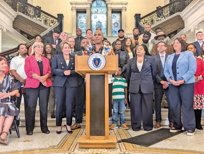 Ayanna Pressley (MA-07) al celebrar la promulgación de la legislación estatal para autorizar licencias adicionales para la venta de bebidas alcohólicas en Boston.