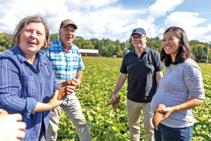 Alcaldesa Wu y congresista McGovern visitan granja que abastece de alimentos a las escuelas públicas de Boston.