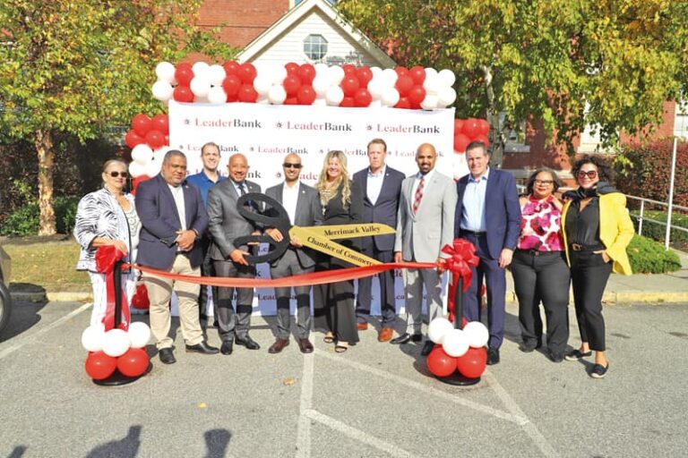 LeaderBank abre sus puertas en Lawrence