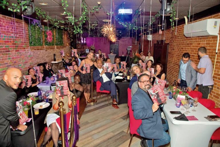 En "Peka Restaurant" de Brighton, presentan una de las publicaciones más prestigiosas en el mundo de la moda.