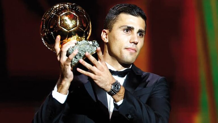 Rodrigo Hernández (28 años) ya es de oro de primera ley. El centrocampista español se alzó con el galardón más lujoso del mundo del fútbol siendo el tipo más normal de todos, uno que no tiene tatuajes, ni pendientes, ni redes sociales y un pelo de futbolista clásico. Miró al cielo de París, acomodó las muletas en el atril, sacó a relucir la sonrisa de un niño que nunca había soñado y alzó el premio entre lágrimas que le otorga un pase directo a una reducida lista de futbolistas que han sido coronados como los mejores del momento. Y es que la noche del lunes 28 de octubre en el Teatro Chatelet pasará a la historia también tras convertirse en el segundo español que conquista dicho galardón.