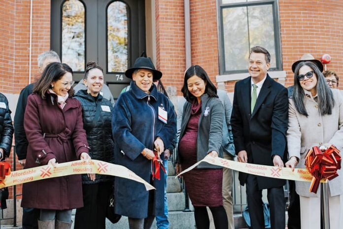 Gran celebración por nuevas viviendas asequibles en Boston