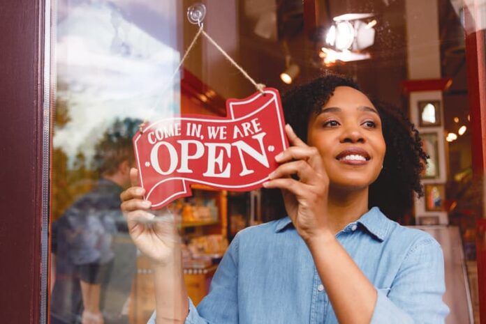 Mujer abriendo su tienda