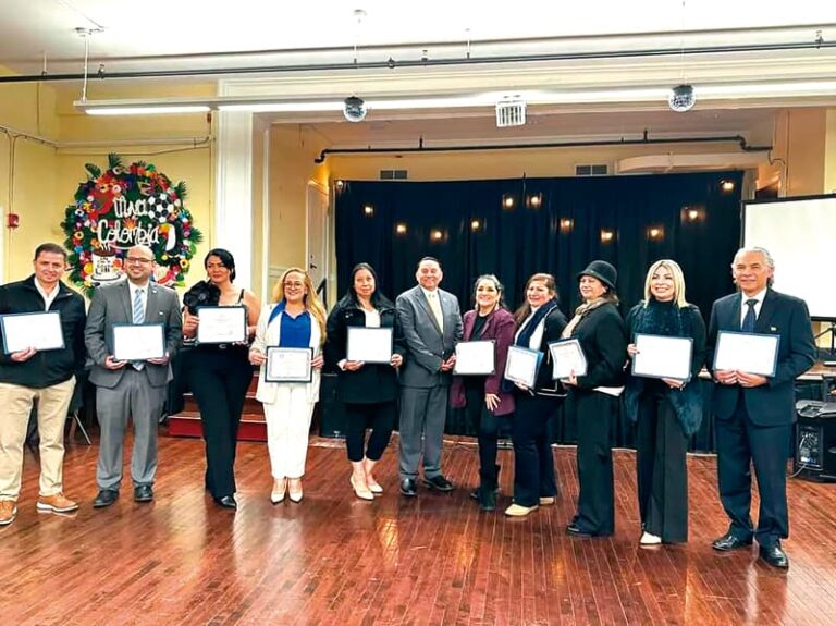 En una significativa ceremonia que se celebró en el Centro Cultural Verónica Robles de East Boston, el Cónsul de El Salvador Avelino Chicas entregó los reconocimientos a cada uno de los líderes salvadoreños