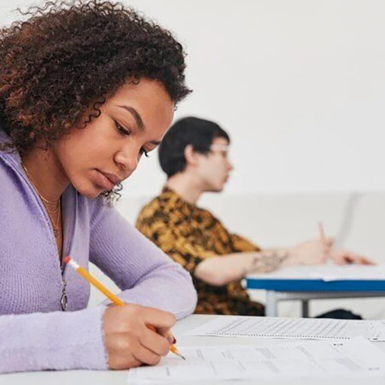 Estudiantes negros y latinos logran éxito en exámenes AP