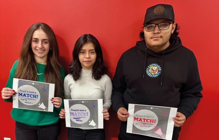 Tres estudiantes latinos ganan becas completas de 4 años