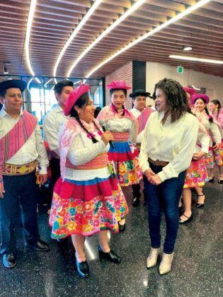 Concejal general de Boston, Julia Mejía, promovió la primera Feria Multicultural que reunió a cientos de asistentes.