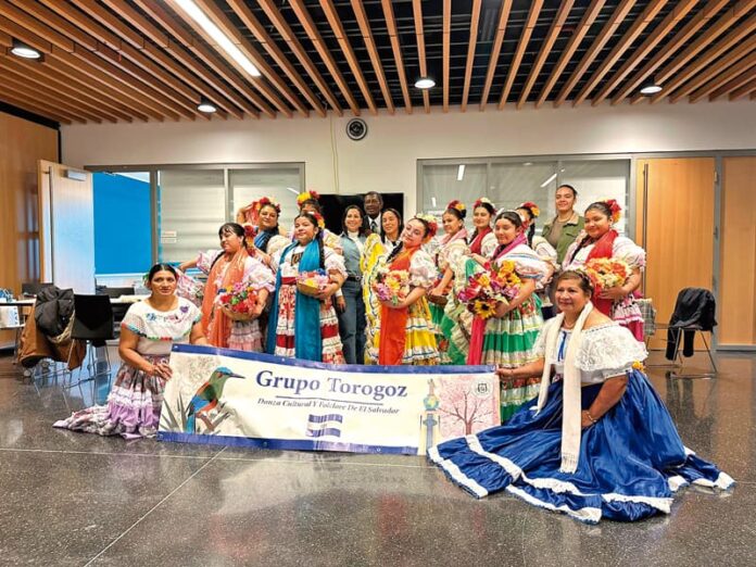 Concejal general de Boston, Julia Mejía, promovió la primera Feria Multicultural que reunió a cientos de asistentes.