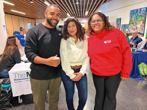 Concejal general de Boston, Julia Mejía, promovió la primera Feria Multicultural que reunió a cientos de asistentes.