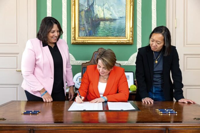 l Consejo de Empoderamiento Latino (LEAC) de la gobernadora Maura Healey celebró emocionado la firma del Proyecto de Ley de Desarrollo Económico que incorora seis de sus recomendaciones claves, incluyendo $4 mil millones en inversiones en varios sectores de Massachusetts