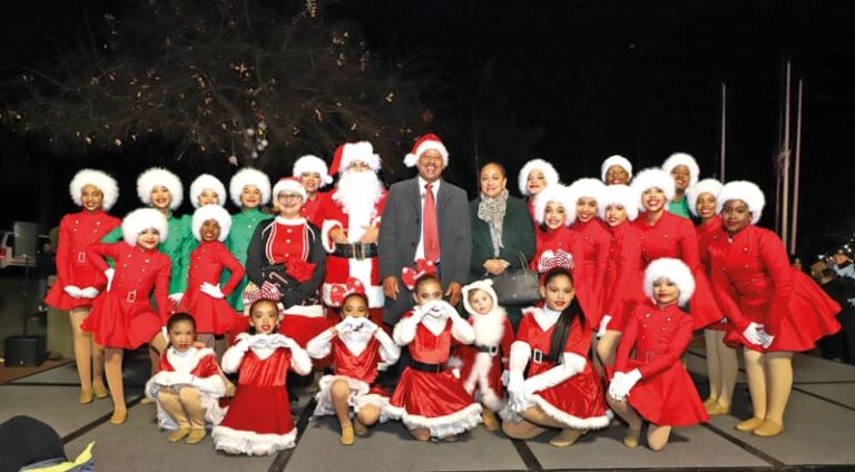 Alcalde DePeña enciende la Navidad en Lawrence