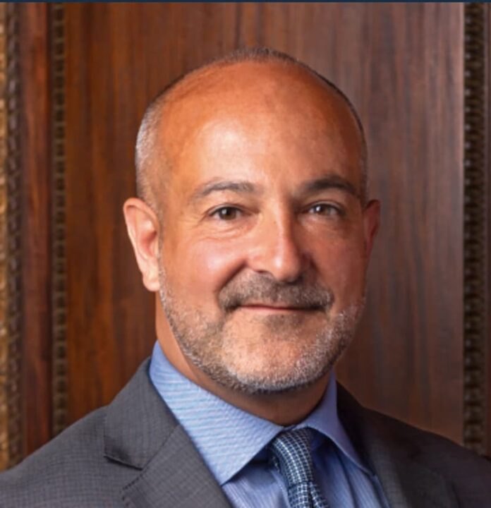 El doctor Joseph Betancourt, médico internista en Boston