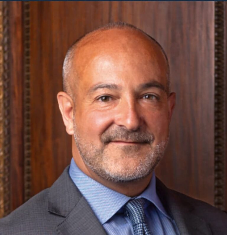 El doctor Joseph Betancourt, médico internista en Boston