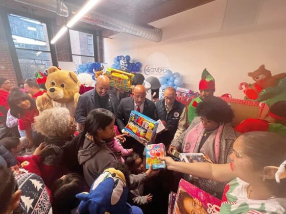 Lawrence celebra la Navidad con niños discapacitados