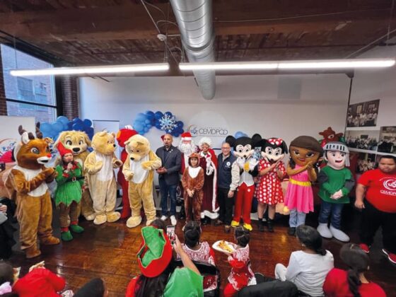 Lawrence celebra la Navidad con niños discapacitados