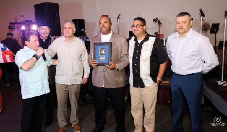 De izquierda a Derecha: Camisa Verde Juan José Seoane López, Vice Presidente De MAMLEO, LLEGO Board Members, Edwin Alicea, past President of PR Festival, Luis Cruz - Boston Police Superintendent, William Gross - First Black Commissioner of the Boston Police, Francisco Maldonado - Sergeant Lowell Police Department, Raymond Ramirez - Retired Boston Police Officer.