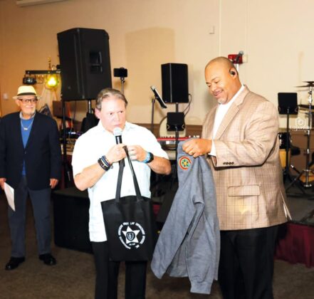 Juan Seoane Policia MAMLEO: Seoane & Gross receiving a MAMLEO hoodie.