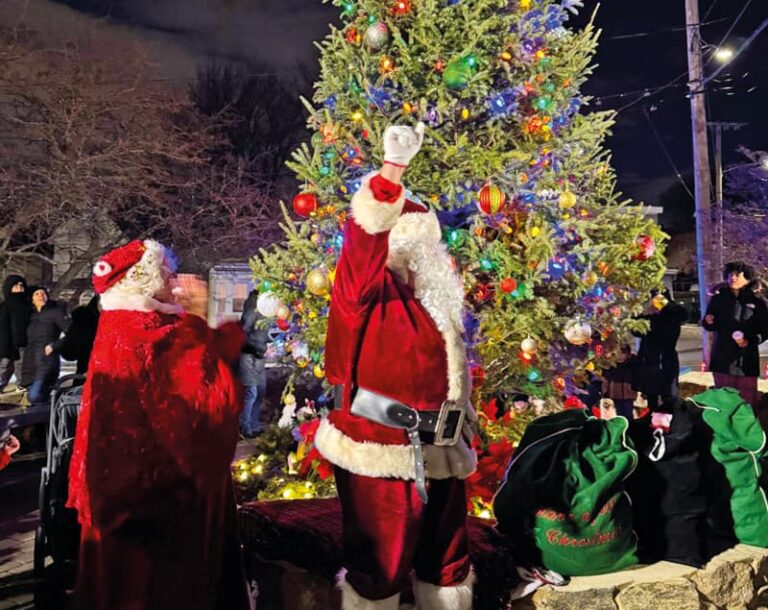 Encienden árbol navideño en Revere