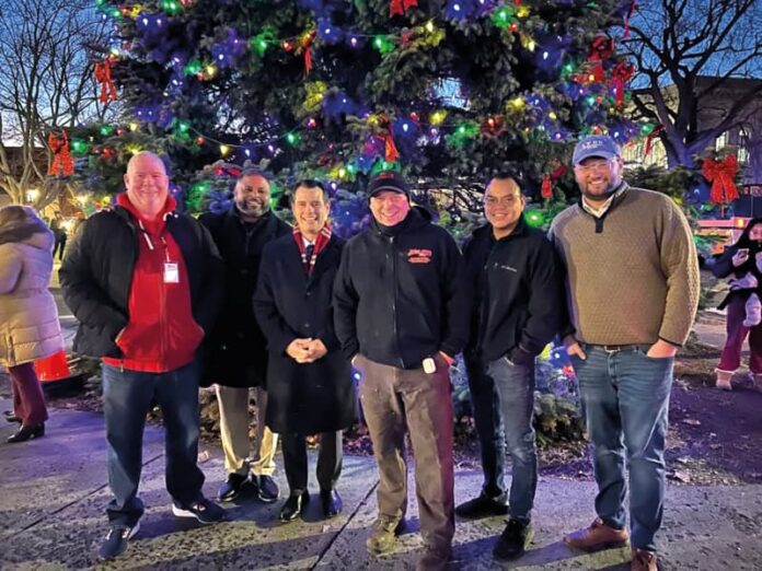 En la foto con el alcalde Jared Nicholson están de izquierda a derecha concejal Fred Hogan, miembro del Comité Escolar Lenny Peña, presidente del Concejo de la ciudad, Jay Walsh, concejal Obed Matul y el Representante estatal electo Sean Reid.