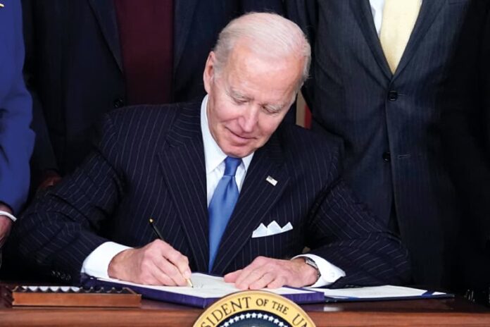 Biden firma ley que aumenta pagos de la Seguridad Social