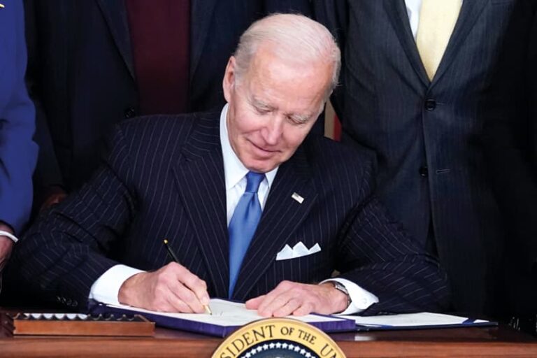 Biden firma ley que aumenta pagos de la Seguridad Social