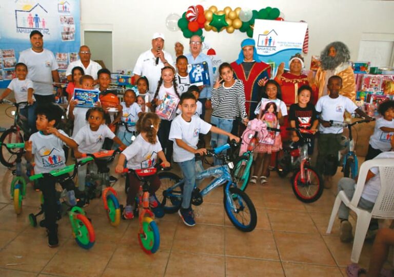 Haciendo feliz a miles de niños en Boston y en República Dominicana