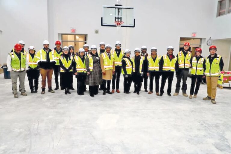 Inspeccionan construcción de las dos escuelas en Lawrence
