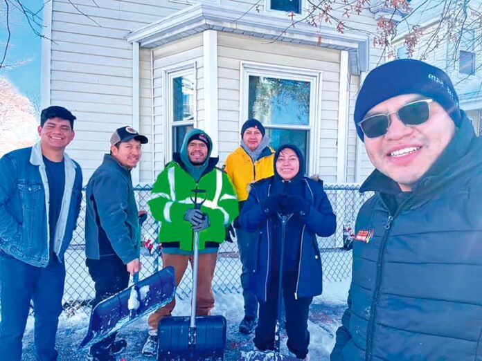 El primer concejal latino de Lynn, Obed Matul, reunió a voluntarios para palear nieve en las viviendas de las personas mayores de edad y discapacitadas gratis