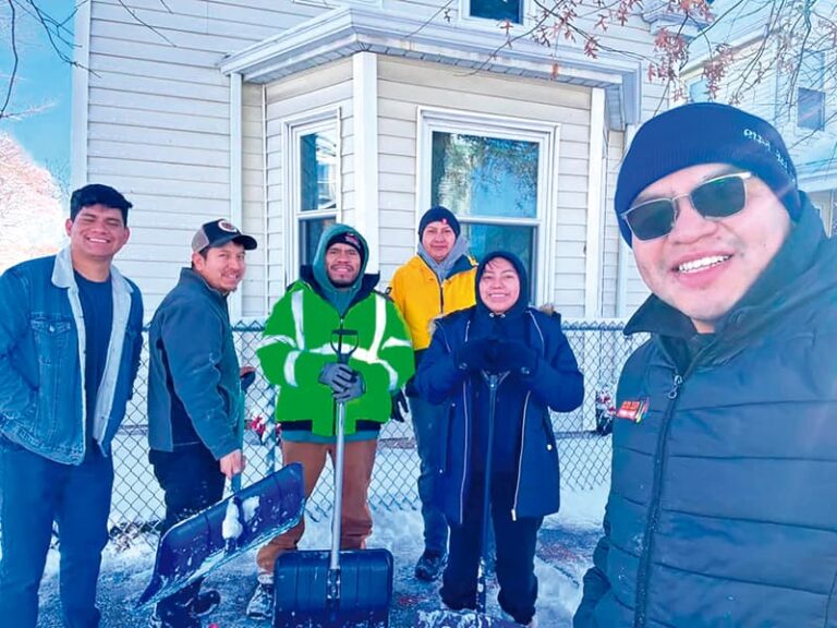 El primer concejal latino de Lynn, Obed Matul, reunió a voluntarios para palear nieve en las viviendas de las personas mayores de edad y discapacitadas gratis