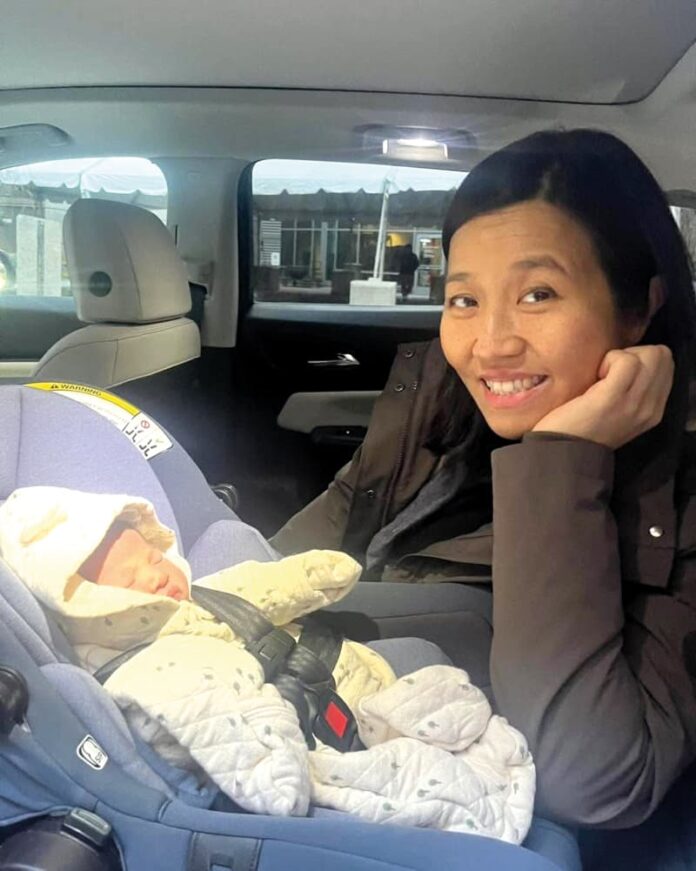 Alcaldesa Michelle Wu feliz con su nueva bebé