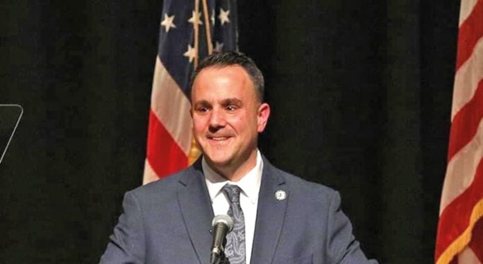 Alcalde de Revere elogia a la policía por detención de inmigrante en refugio
