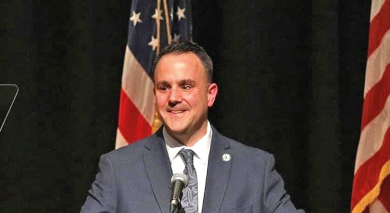 Alcalde de Revere elogia a la policía por detención de inmigrante en refugio