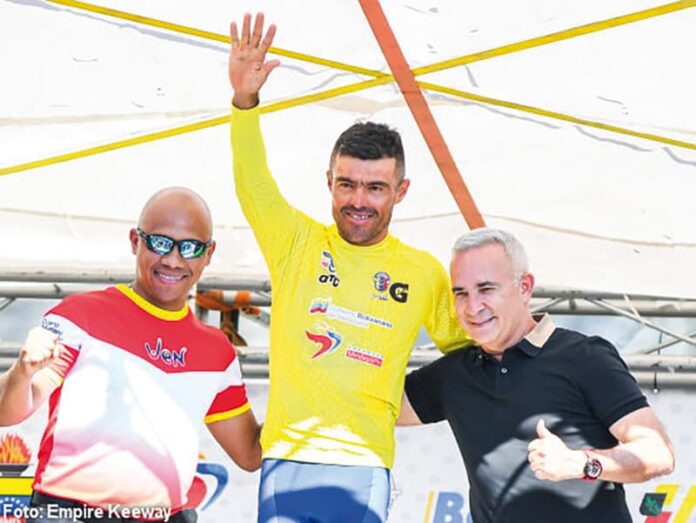 El venezolano Eduin Becerra se coronó este domingo campeón de la Vuelta al Táchira