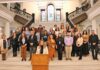 En el State House: La directora ejecutiva de Massachusetts Health Connector, Audrey Morse Gasteier, habla sobre la disponibilidad de ayuda para la inscripción de las organizaciones locales de Navigator, en la Grand Staircase de la Casa del Estado de Massachusetts el 13 de enero. Morse Gasteier estuvo acompañada por más de 30 representantes de 15 organizaciones de Navigator en el evento.