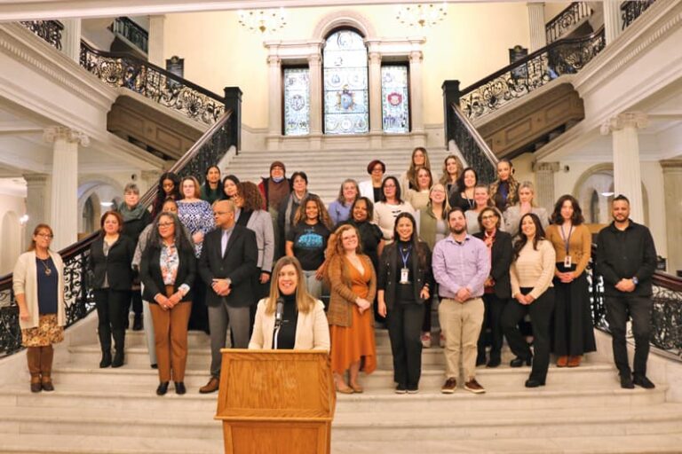 En el State House: La directora ejecutiva de Massachusetts Health Connector, Audrey Morse Gasteier, habla sobre la disponibilidad de ayuda para la inscripción de las organizaciones locales de Navigator, en la Grand Staircase de la Casa del Estado de Massachusetts el 13 de enero. Morse Gasteier estuvo acompañada por más de 30 representantes de 15 organizaciones de Navigator en el evento.