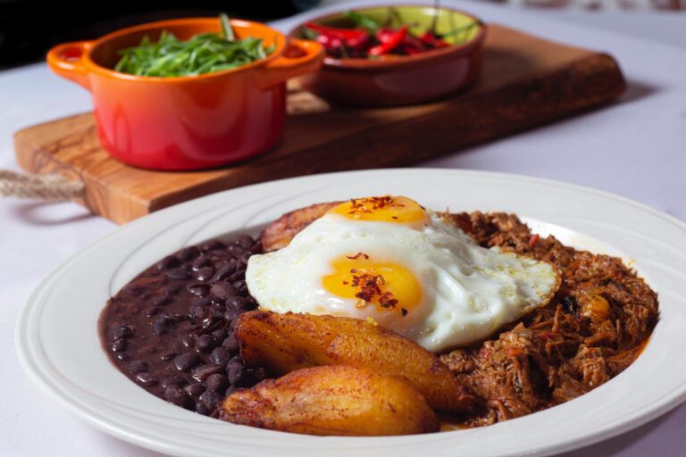 Peka Restaurant expande su horario: ahora sirviendo lunch con sabor latino