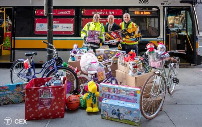 De izquierda a derecha: El Gerente de Gráficos de la MBTA, David Wood, quien ha organizado el evento "Llena un autobús con regalos" durante los últimos siete años; el Gerente General y Director Ejecutivo de la MBTA, Phillip Eng; y el Operador de Autobuses de la MBTA, Mike Broderick, quien conduce la ruta del autobús navideño cada año. Foto cortesía del Departamento de Experiencia del Cliente y Empleado de la MBTA.