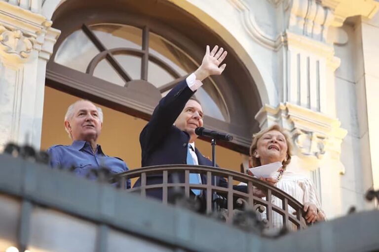 En la Plaza San Martín en Lima, presidente electo Edmundo González recibió la ovación de los venezolanos residentes en Perú prometiendo "construir una nación de justicia y oportunidades"