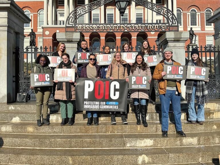 Frente a la Casa del Estado en Boston cientos de personas apoyan a los inmigrantes