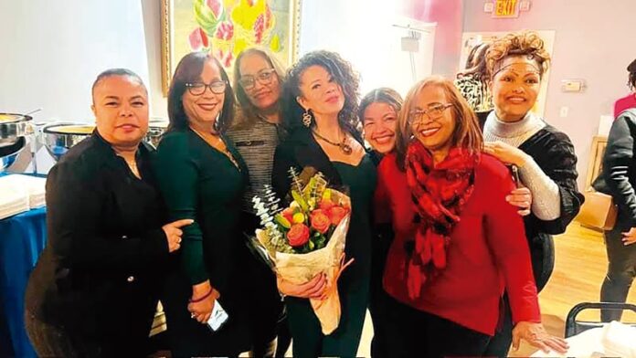 Mujeres vuelven a tomar la Casa del Estado
