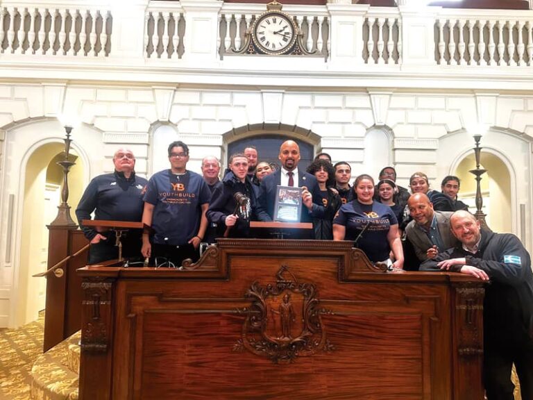 Senador Pavel Payano recibe Premio al "Campeón Comunitario"